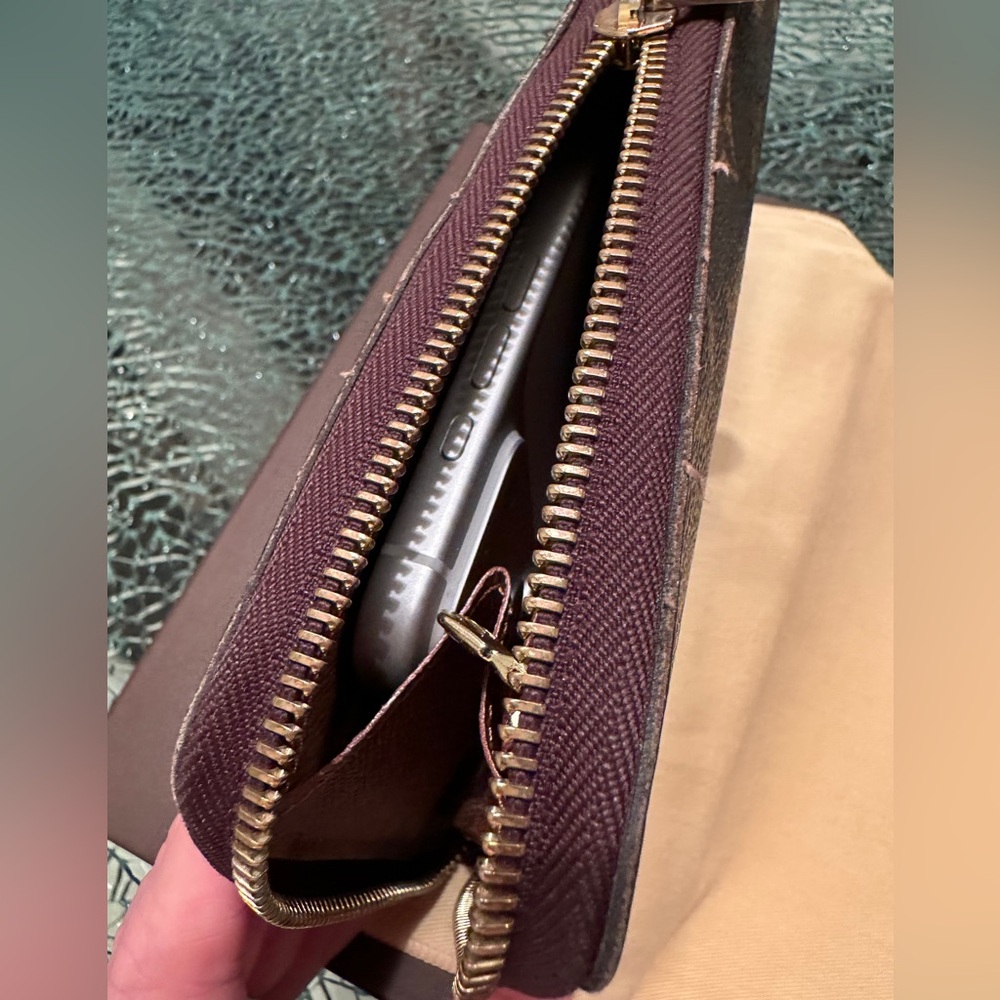 Full Inclusion Louis Vuitton Monogram Canvas Zippy Organizer Wallet. - Picture 15 of 15